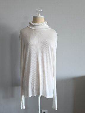 St. John Lightweight Stretchy Ribbed Turtleneck Top